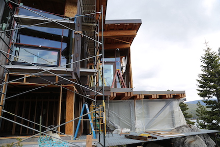 Home construction in Lake Tahoe, California Pro Glass window install 2021.